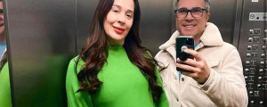 De frente para um espelho, dentro de um elevador, Jarbas Homem de Mello tira uma foto com Cláudia Raia