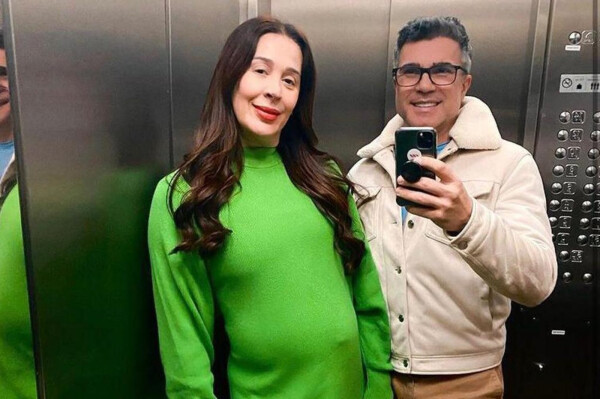 De frente para um espelho, dentro de um elevador, Jarbas Homem de Mello tira uma foto com Cláudia Raia