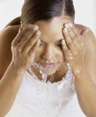 mulher lavando o rosto - Foto: Getty Images
