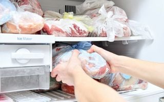 pessoa retirando a carne do congelador