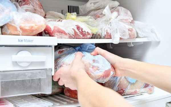 pessoa retirando a carne do congelador