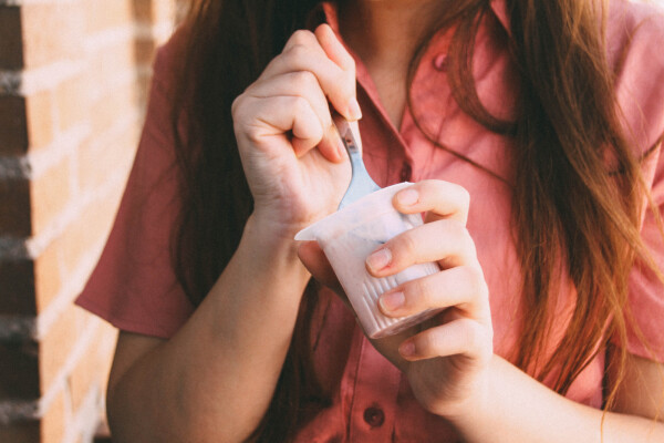 Mulher comendo iogurte