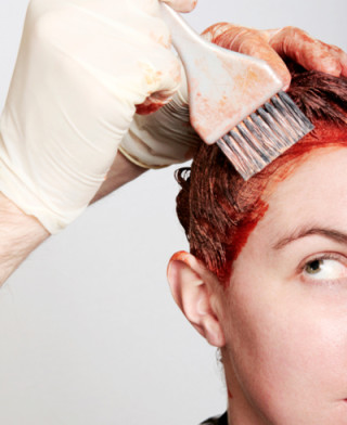 mulher aplicando tintura nos cabelos - Foto Getty Images