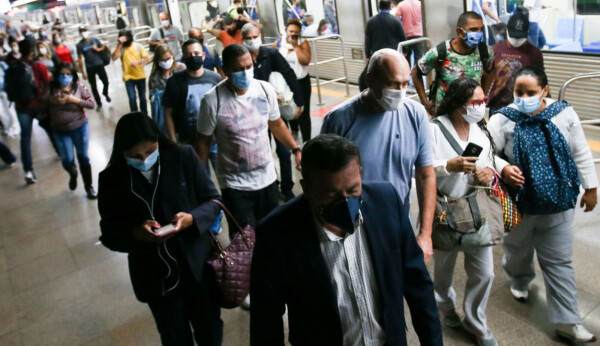 Passageiros usando máscaras deixam um vagão do metrô em meio à pandemia de coronavírus (COVID-19)