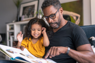 pai e filha lendo livro
