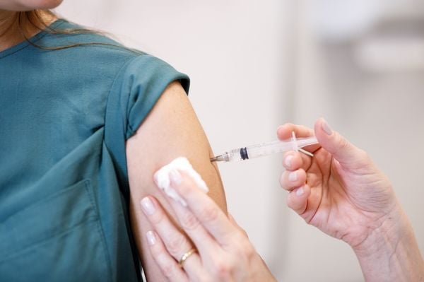 Close up de mulher tomando vacina