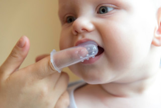 Aprenda a escovar os dentes de bebês e crianças