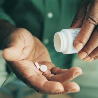 Homem colocando pílulas na mão