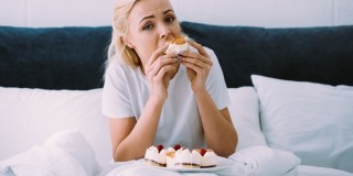 Comer quando triste pode ser fator de risco para distúrbios alimentares