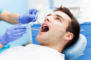 Homem na cadeira do dentista - "Foto: Getty Images"