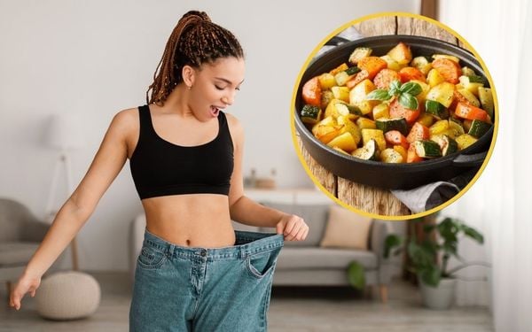 mulher com calças largas mostrando que perdeu peso