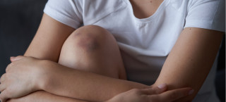 Manchas roxas espontâneas na pele podem ser hemofilia adquirida - Foto: Shutterstock