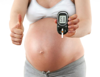 mulher grávida medindo a glicemia