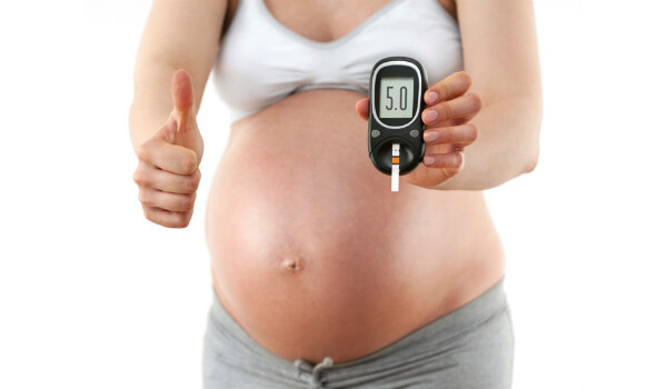 mulher grávida medindo a glicemia