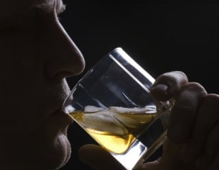 Homem ingerindo bebida alcoólica 