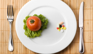 prato com salada e pílulas de suplemento - Foto Getty Images