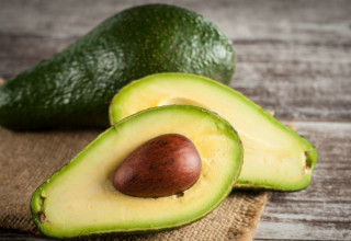 Abacate é visto como alimento gorduroso, mas ele é rico de gorduras boas ao corpo - Foto: Shutterstock