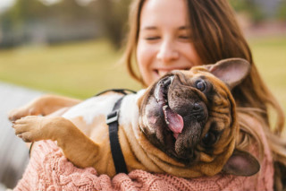 Menina com cachorro no colo - Foto: Shutterstock