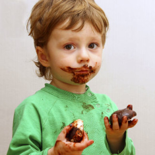 Criança lambuzada de chocolate - Foto: Getty Images