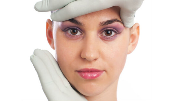 Cirurgião plástico pode decidir dividir rosto em partes antes do lifting facial