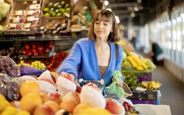 mulher fazendo compras no supermercado