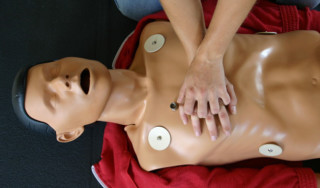 Massagem cardíaca em boneco - Foto: Getty Images