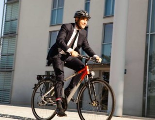 Homem indo trabalhar de bicicleta