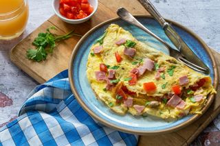 Omelete com presunto e tomate