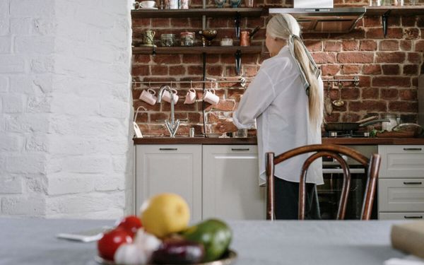 mulher idosa com cabelos brancos na cozinha