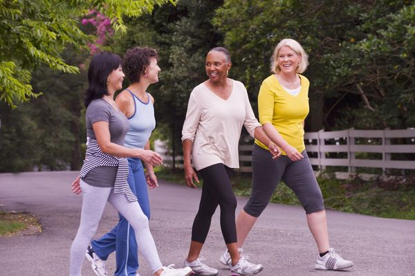 Mulheres idosas caminhando e conversando ao ar livre