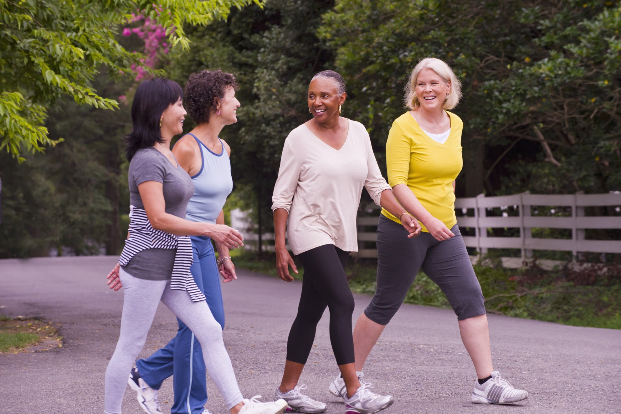 Mulheres idosas caminhando e conversando ao ar livre