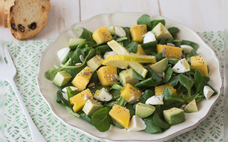 Prato com salada de rúcula com manga