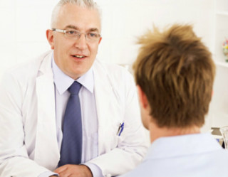 Homem exame câncer de próstata