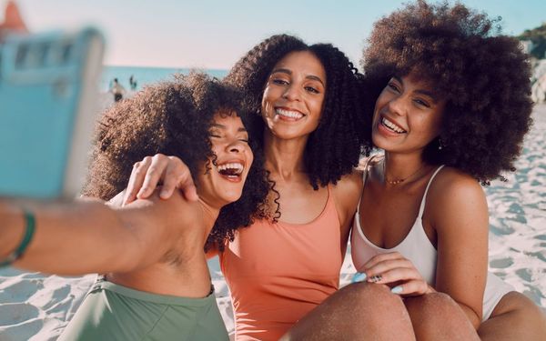 amigas na praia tirando foto