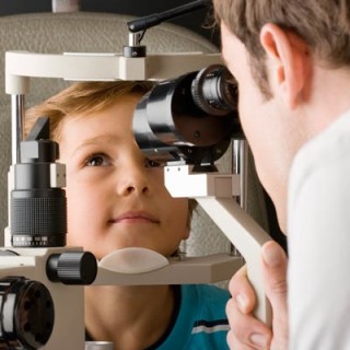 Menino no oftalmologista