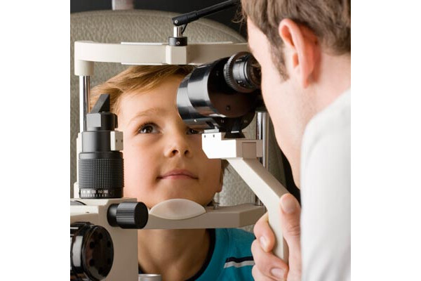 Menino no oftalmologista