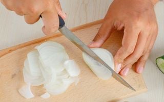 pessoa cortando cebola