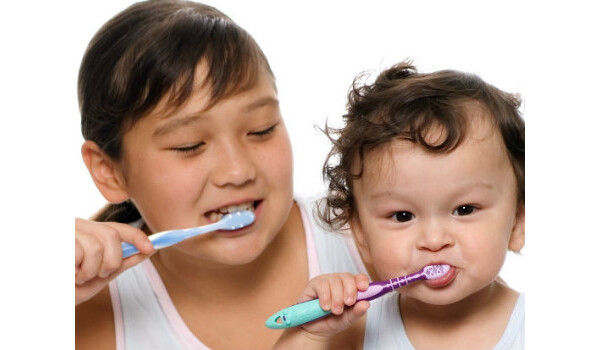 Meninas escovando os dentes após escovação