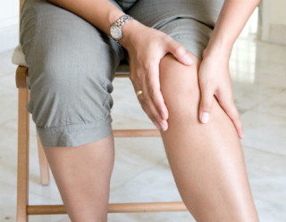 mulher com dor no joelho
