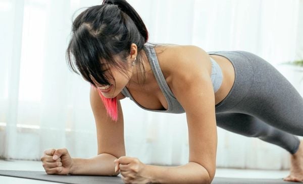 Mulher fazendo o exercício de prancha