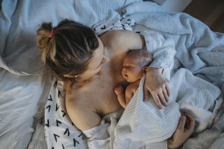 Mulher com filho recém-nascido nos braços