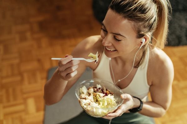 Atleta comendo antes do treino