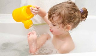 Criança na banheira - Getty Images