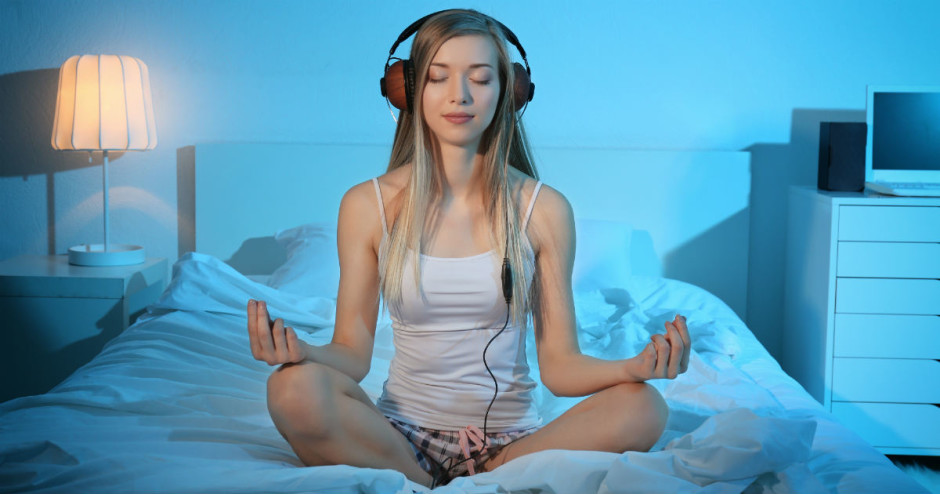 Escutar sons relaxantes antes de dormir traz um grande benefício: Entenda 