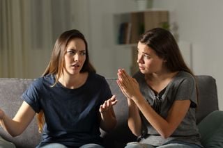 Duas mulheres discutindo a relação; uma mais apreensiva e outra mais impaciente