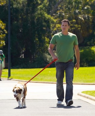 Homem passeando com o cachorro - Foto: Getty Images