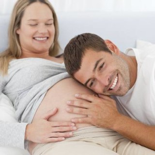Homem admirando gravidez