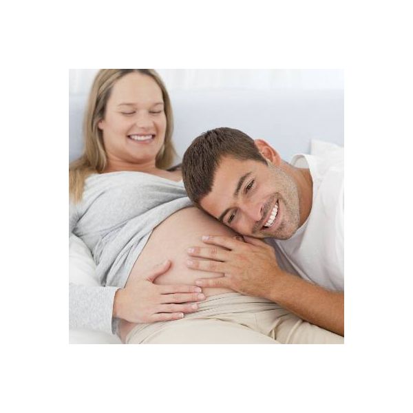 Homem admirando gravidez