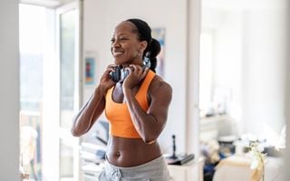 mulher com braços musculosos
