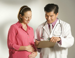 grávida em consulta médica